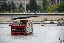 <p>Wrocławianie odpoczywają nad Odrą. Ostatni dzień długiego majowego weekendu (5.05.2024)&nbsp;</p>
